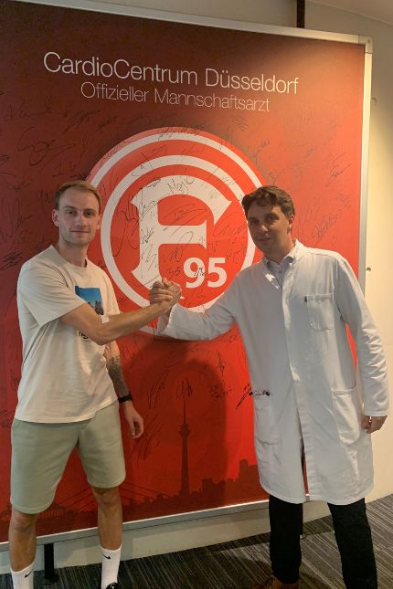 Fortuna Futsalspieler mit Herrn Dr. Berr im CardioCentrum Düsseldorf
